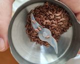 Foto del paso 2 de la receta: Cómo moler semillas de lino y chía con licuadora de mano 🌱 Truco 🧙🏼♀️