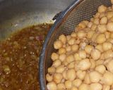 A picture of step 4 of Indian chole.