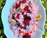 Foto del paso 8 de la receta: Fresas con plátanos en salsa de yogurt y fedeos de chocolate