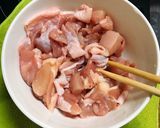 Hình bước làm 2 của món Gà rang hành tỏi