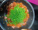 Foto del paso 3 de la receta: Guisantes con salchichas y tomate