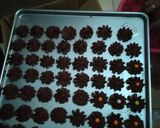 Foto langkah ke 4 dari resep Kue Semprit Cokelat.