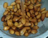 Foto langkah ke 3 dari resep Susu mentah almond vanilla atau Raw vanilla almond milk.