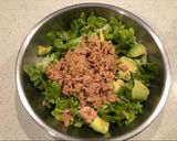 Foto del paso 1 de la receta: Ensalada lechuga palta y atún en 1 paso