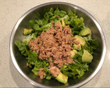 Foto del paso 1 de la receta: Ensalada lechuga palta y atún en 1 paso