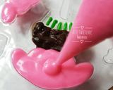 Gambar langkah 3 resipi My melody choc lolipop.