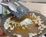 Foto del paso 5 de la receta: Fideuà con gambas y sepia🦐