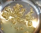 A picture of step 1 of Clams in white wine.