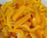 Foto del passaggio 1 della ricetta Pasta al sugo con i peperoni