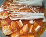 Foto langkah ke 3 dari resep Seblak Jamur Enoki 🍲.