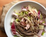 Une image de l'étape 5 de Nouilles soba sautées à l’encornet et au chou chinois.