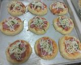 Foto langkah ke 7 dari resep Pizza Mini Simpel.