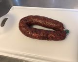 Une image de l'étape 1 de Chorizo noir au vin rouge et oignons caramélisés.