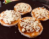 मिनी पिज़्ज़ा (mini pizza recipe in Hindi) रेसिपी चरण 3 फोटो