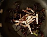 Foto del passaggio 3 della ricetta Fettuccine di rapa rossa di semola rimacinata con cimette di rapa
