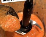 Foto del paso 2 de la receta: Sopa de tomate con albahaca acompañado de tropezones de aguacate, cebollaMorada y fresa