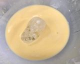 Foto del paso 1 de la receta: Huevos rotos con cebolla en témpura, puntillitas y tinta de calamar 🦑
