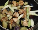 Foto langkah ke 5 dari resep Tumis terong ayam madu saus tiram.