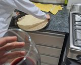 Foto del paso 7 de la receta: A la masa con los niños de la casa, pizza casera para hacer en familia