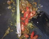 Foto langkah ke 3 dari resep Oseng Dage Pedes Bumbu Kuning.