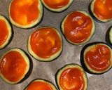 Foto del paso 2 de la receta: Berenpizza: mini pizzas de berenjena con mozzarella, tomate y bacon🧡
