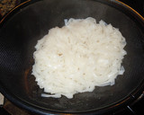 Foto del paso 13 de la receta: Noodles de arroz salteados con pollo