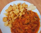 Foto del paso 2 de la receta: Pollo con champiñones en salsa de tomate