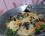 Foto langkah ke 5 dari resep Bihun goreng ceria.