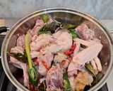 Foto langkah ke 4 dari resep Garang Asem Bumbu Iris Cemplang-Cemplung.