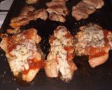 Foto del paso 3 de la receta: Pata muslo a la pizza en la Planchetta