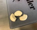 Une image de l'étape 2 de Côtes de porc aux tomates, ail rose et fanes de navets.