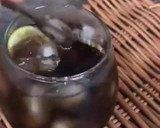 Gambar langkah 2 resipi Lime Squeeze Cola.