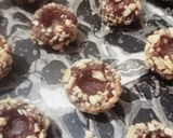 Foto langkah ke 4 dari resep Thumbprint Choco Hazelnut.