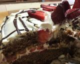 Foto del paso 6 de la receta: Torta postre de chocolate con crema chantilly y frutillas