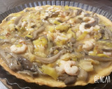 Foto del paso 7 de la receta: Quiche de puerros, setas y gambas