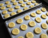 A picture of step 3 of Melting Moments with Passion fruit Cream.