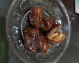 Foto langkah ke 1 dari resep Susu Madu Kurma.