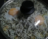 Foto del paso 4 de la receta: Salteado de gulas con gambas y huevo cuajado