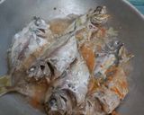 Foto langkah ke 3 dari resep Ikan masak tomat.