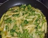Foto del paso 3 de la receta: Tortilla con papa bastón y verde de la huerta 😍 👩‍🌾