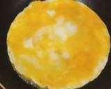 Foto langkah ke 3 dari resep Cheese omelette with potato chips.