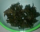 Foto langkah ke 2 dari resep Oseng teri dan daun singkong.