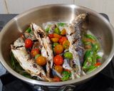 Foto langkah ke 6 dari resep Ikan Goreng Tumis Cabe Hijau.
