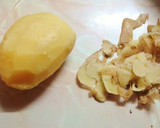 Foto del paso 3 de la receta: Huevos con patatas langostinos y gulas