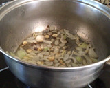 Foto del paso 1 de la receta: Frijoles con salchichas y punta de costillas de cerdo