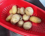 Une image de l'étape 3 de Salade tiède de poivrons rouges, pommes de terre, harengs et olives.
