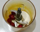 Foto langkah ke 3 dari resep Smoothies Oat Strawberry.