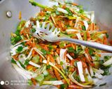 A picture of step 3 of Egg Hakka Noodles.