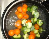 A picture of step 2 of Beans Sprouts, broccoli and carrots.