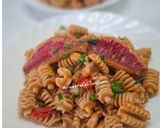 Foto del passaggio 3 della ricetta Pasta integrale con filetti di triglia e pomodorini